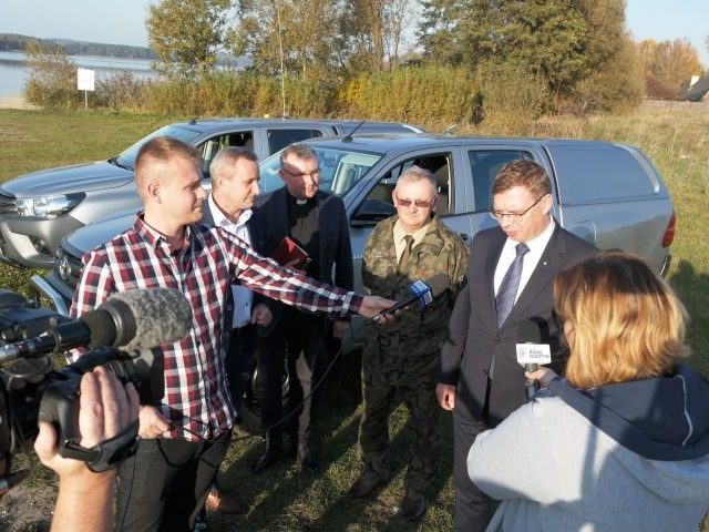 Wojewoda przekazał samochody strażnikom rybackim